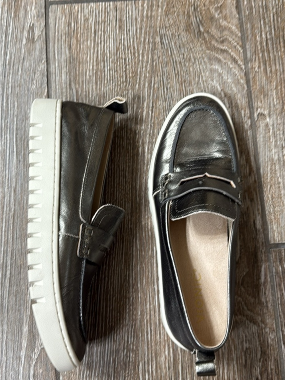 Vionic Metallic Leather Loafer Sneaker- Women’s size 7.5 - Picture 2 of 7